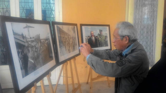 Người dân lưu giữ những bức ảnh về lãnh tụ Cu Ba Fidel Castro.