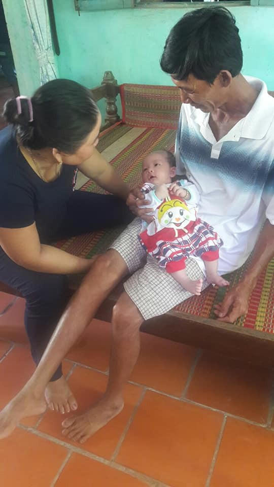 Đằng sau bức ảnh ông bà bế cháu ngoại là câu chuyện khiến ai lấy chồng xa cũng rưng rưng. Ảnh: H.T