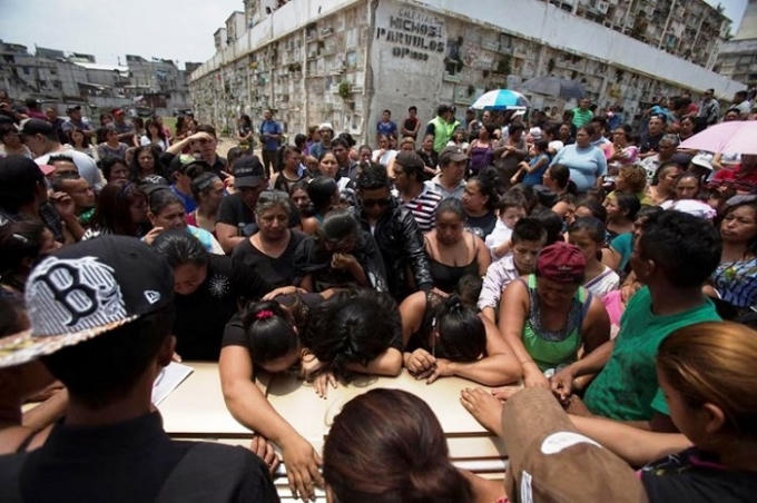 Người thân, bạn bè gào khóc bên quan tài chứa thi thể Leonardo David Marroquin, một người nhặt rác thiệt mạng trong vụ sạt lở tại bãi rác Guatemala.