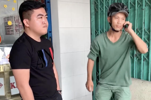 Nam thanh ni&ecirc;n (&aacute;o xanh) bị cho l&agrave; ghi h&igrave;nh người vi phạm giao th&ocirc;ng để b&aacute;o cho CSGT.