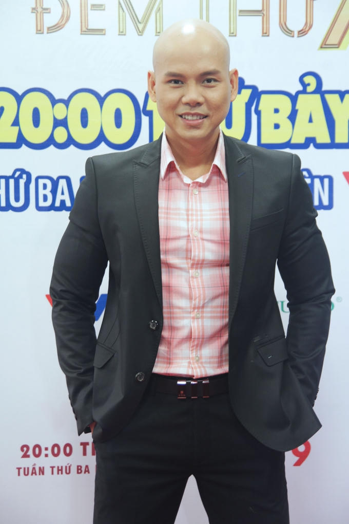 Bà xã Phan Đinh Tùng phá lệ cầm mic cùng chồng tại Sài Gòn Đêm Thứ 7