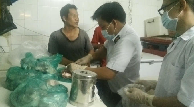 Lực lượng chức năng tiến hành kiểm tra.