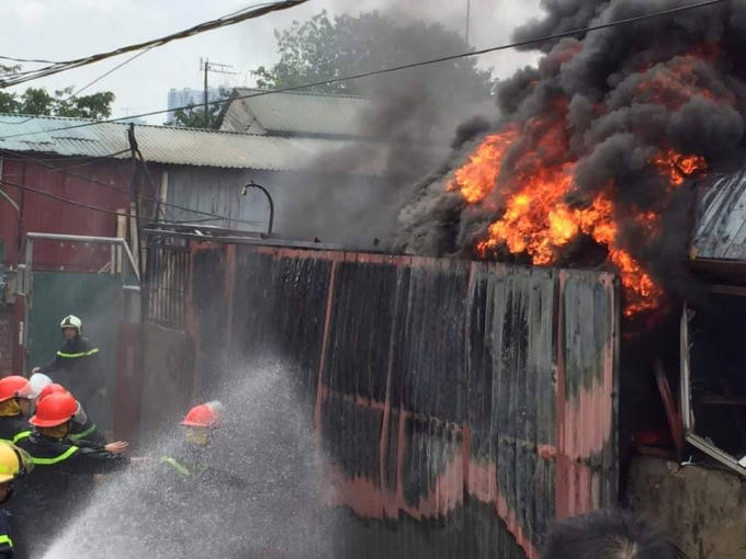 Vật liệu nhựa thải trong kho khiến lửa bốc cháy dữ dội.
