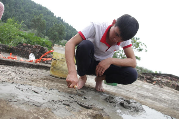 Ngoài  nấu cơm ra các bạn tình nguyện viên còn giúp các cụ sửa lại trần nhà bằng xi măng để mưa đỡ bị dột.