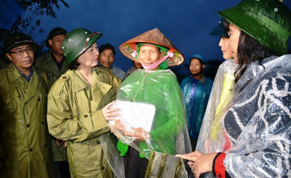 Bí thư Tỉnh ủy Phạm Thị Thanh Trà đã trực tiếp đến hiện trường một số khu vực tại thị xã Nghĩa Lộ và huyện Văn Chấn. (Ảnh: Yenbai.gov.vn)