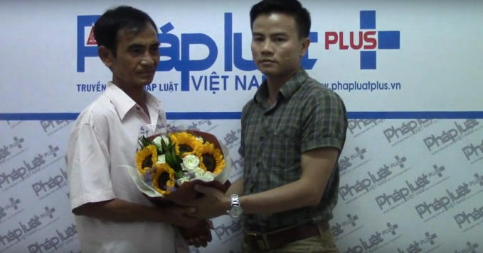 Phóng viên Phapluatplus.vn chia sẻ với ông Huỳnh Văn Nén trước hoàn cảnh "éo le" trong cuộc sống.