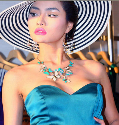 Với chiếc đầm ôm sát người, bạn nên kết hợp với những chiếc vòng dài, màu sắc đồng điệu với màu váy hoặc có sự kết hợp màu phù hợp.