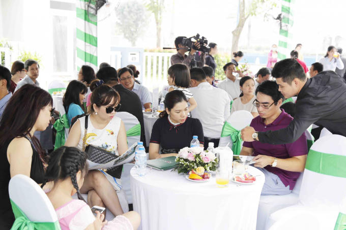 Những cư dân mới Rosita Garden cùng ngồi trao đổi thông tin dự án