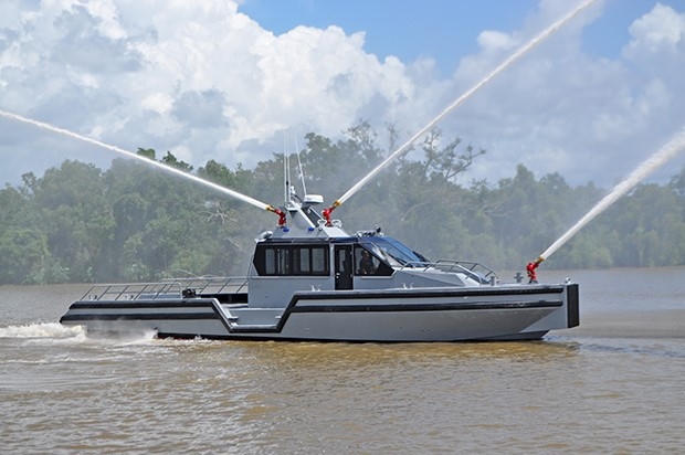 Metal Shark 45 Defiant là loại tàu tuần tra vỏ nhôm một thân. Con số 45 trong số hiệu là chiều dài 45 feet, tương đương 13,7 m. Trong khi đó, chiều ngang tàu là 15 feet, tương đương 4,6 m. Tốc độ tối đa của tàu đạt trên 70 km/h. (Ảnh: Metalsharkboats)