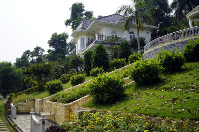 Tuy nhiên, người nhạc sĩ này vẫn thấy tiếc vì một phần nhỏ trong bản thiết kế gốc của anh bị thay đổi khi căn nhà chính thức được xây dựng và hoàn thành.