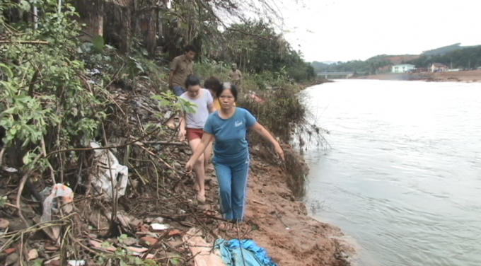 Ngay khi thấy có phóng viên, rất đông người dân đã tới để phản ánh sự việc.