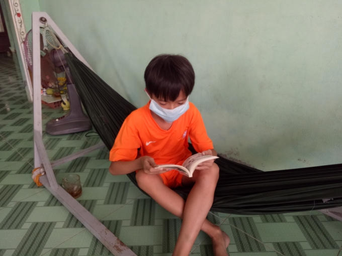 Khi ngồi đọc sách trong nhà cũng bịt khẩu trang vì không chịu nổi.