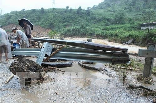 Quốc lộ 4D Lai Châu – Lào Cai đoạn qua bản Chu Va 12, xã Sơn Bình, huyện Tam Đường bị sạt lở nghiêm trọng khiến giao thông bị tê liệt hoàn toàn (Ảnh: Quý Trung - TTXVN).