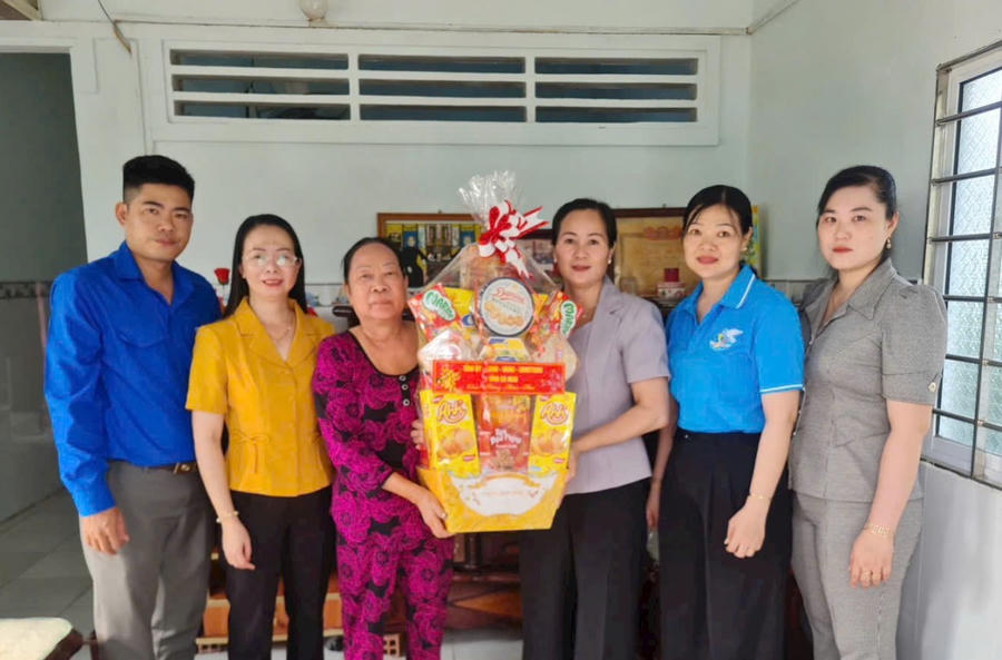 Bà Kiều Thị Ni – Ủy viên Thường vụ Đảng ủy, Chủ tịch Ủy ban MTTQ Việt Nam xã Long Điền cùng cán bộ địa phương thăm hỏi, trao quà Tết cho gia đình chính sách có hoàn cảnh khó khăn.