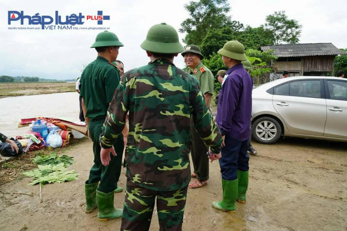 Thiếu tướng Đặng Trần Chiêu - Giám đốc Công an tỉnh Yên Bái có mặt tại hiện trường thôn Ao Luông (Ảnh: Tiến Vũ)