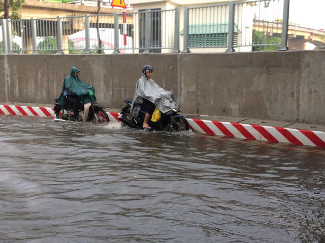 Người dân bì bõm sau cơn mưa tại hầm chui Bình Triệu