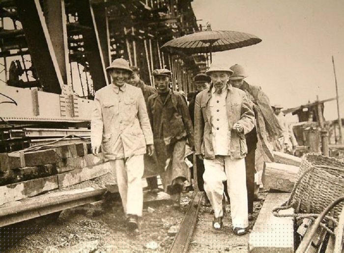 Bác Hồ thăm công trường xây dựng cầu Việt Trì ngày 12-2-1956. Ảnh tư liệu.