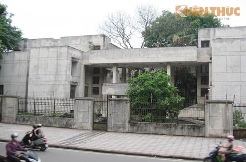 Ngôi nhà 300 Kim Mã sáng đèn từ 5h chiều và vẫn có người ra vào.