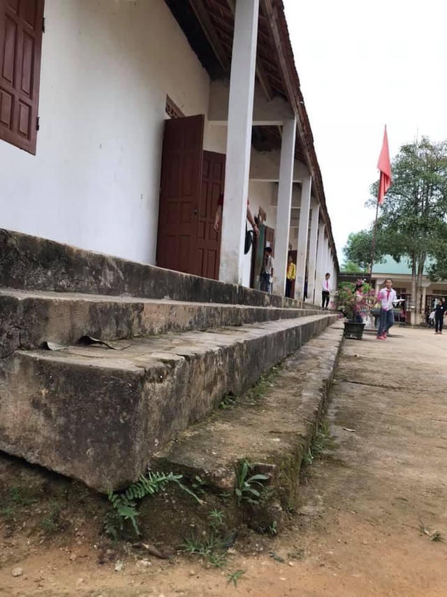 Trường THCS Long Lộc nằm ở xóm Khe Sài 2, xã Nghĩa Lộc, huyện Nghĩa Đàn, tỉnh Nghệ An đã xuống cấp