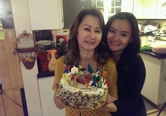 Xuân Mai chụp hình cùng mẹ tại Mỹ.