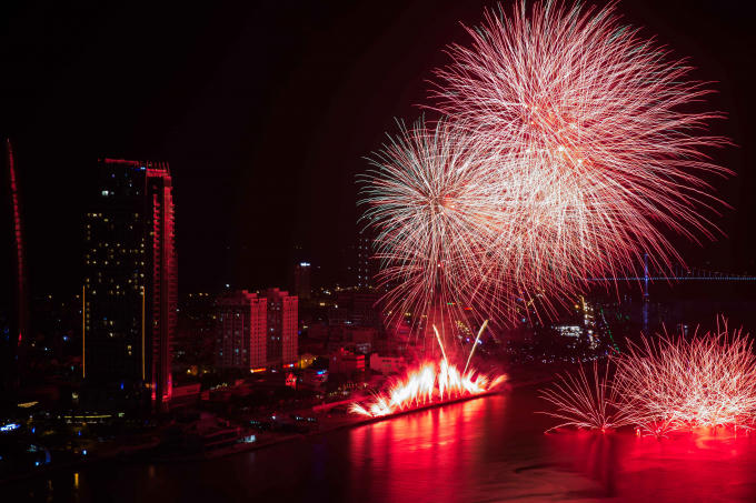 Màn pháo hoa đẹp mắt của đội Nhật Bản.