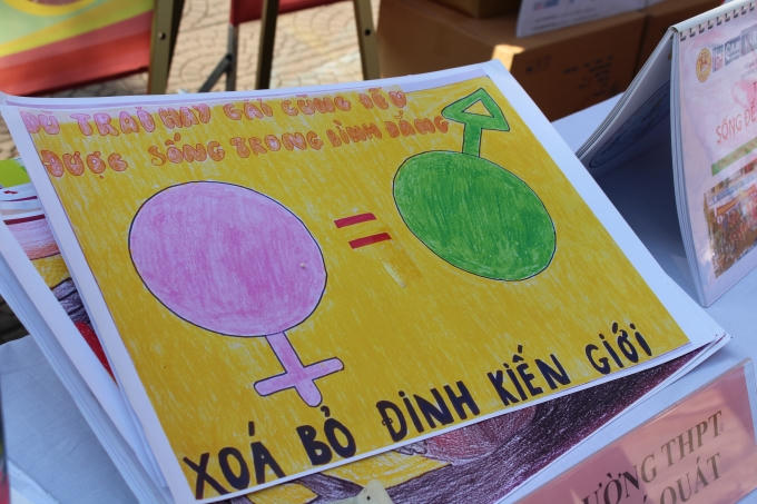 Một bức tranh cổ động được học sinh vẽ được trưng b&agrave;y triển l&atilde;m tại lễ tổng kết.