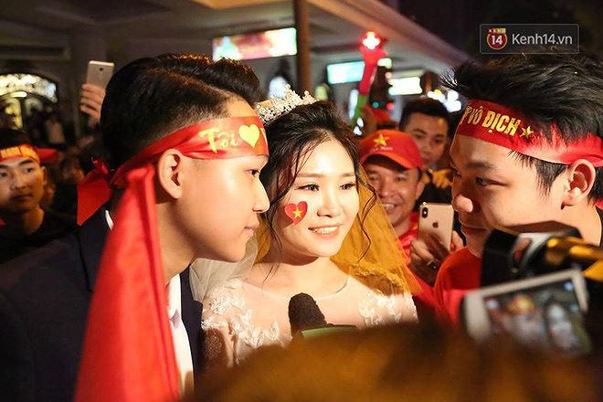 Cặp cô dâu chú rể hòa chung đoàn ăn mừng của CĐV Việt Nam. Ảnh: Việt Anh.