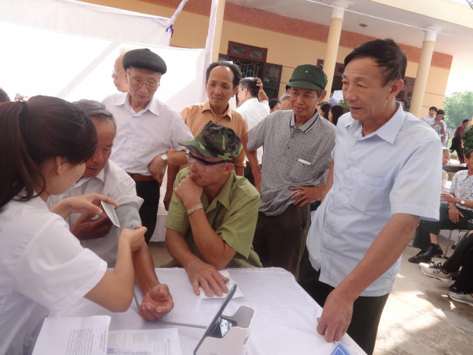 Sau buổi lễ mít tinh, người dân tại xã Phù Linh được đo huyết áp và tư vấn miễn phí. Ảnh: Ngọc Nga