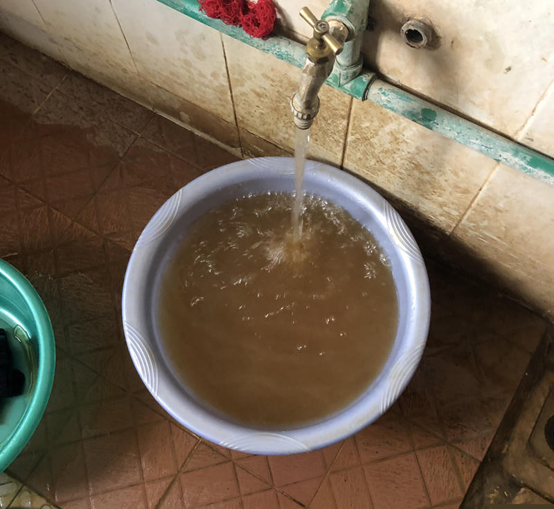 Nước có màu nâu như nước ruộng. (Ảnh: QĐ)