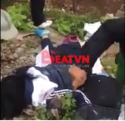 Hình ảnh nữ sinh bị tàu hoả húc văng nhiều mét. (Ảnh: Beat).