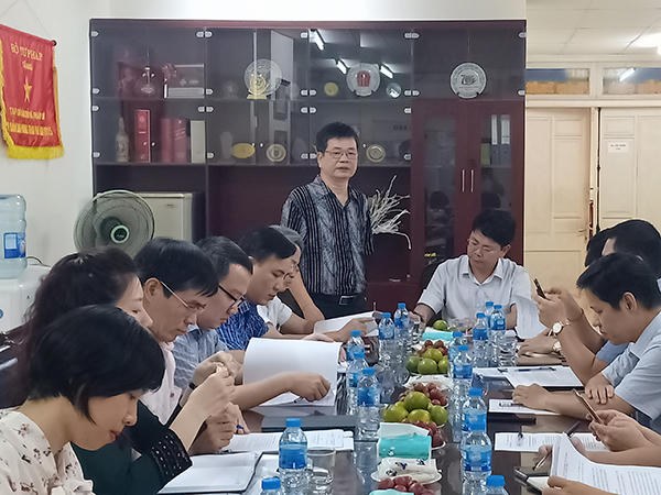 Ông Đặng Vũ Huân, Tổng Biên tập Tạp chí báo cáo với Thứ trưởng những mặt công tác chính của Tạp chí