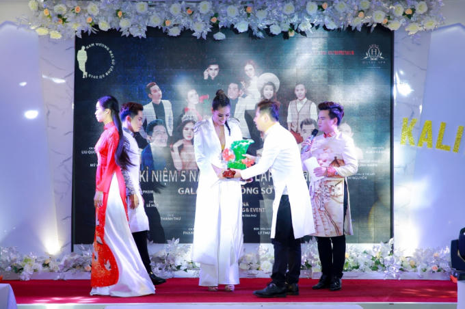 Xuất hiện quyền lực trên