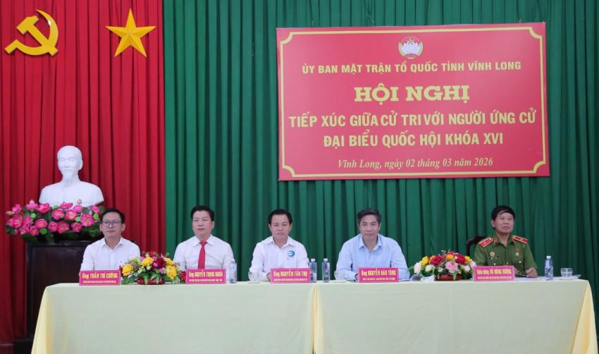 Các ứng cử viên ĐBQH khóa XVI tại buổi tiếp xúc cử tri.