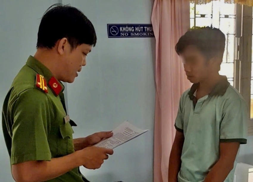 Công an tỉnh Đồng Tháp vừa tống đạt Quyết định khởi tố bị can và thi hành Lệnh tạm giam đối với Nguyễn Quốc Thái