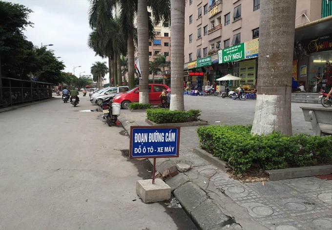 Tấm biển cấm đỗ xe này dường như chỉ để cho có.