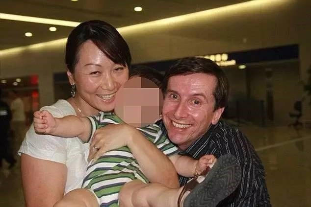 Bố mẹ v&agrave; nạn nh&acirc;n Aidan Fenton.