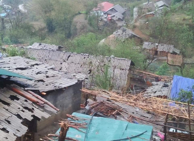 Một ngôi làng tan hoang sau mưa đá.