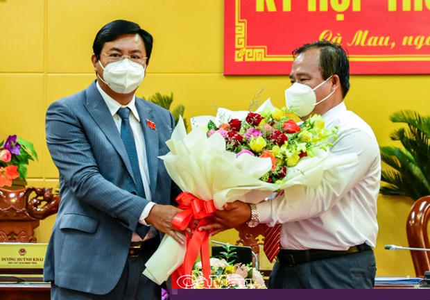 Ông Nguyễn Minh Luân (bên phải) được bầu giữ chức Phó Chủ tịch UBND tỉnh Cà Mau nhiệm kỳ 2021-2026. (Nguồn: VGP)