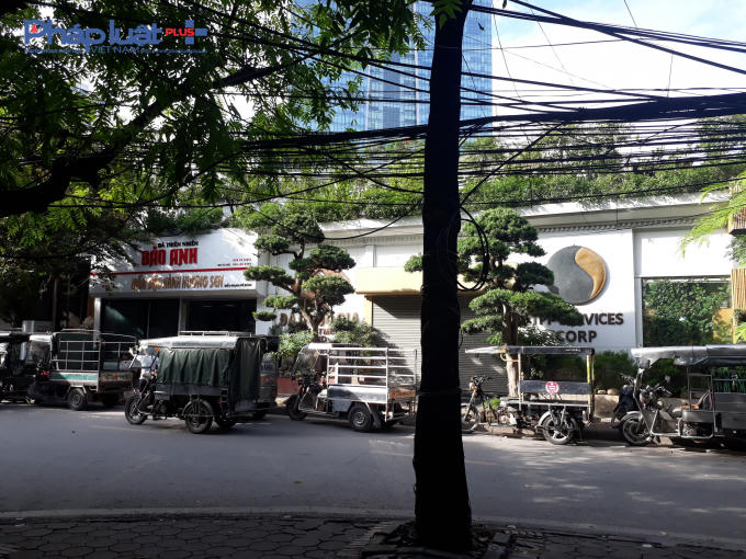 Có rất nhiều xe thương binh đang đỗ lại xung quanh khu vực tiến hành cưỡng chế