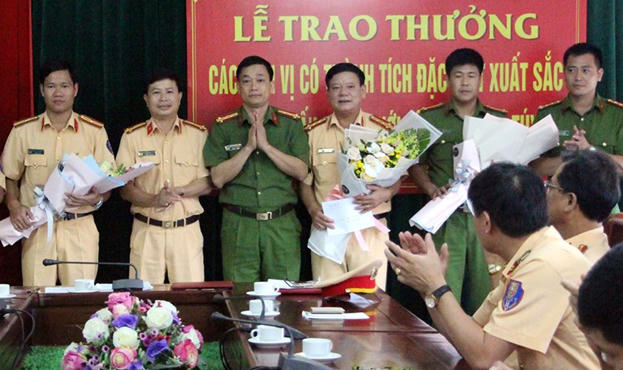Mỗi đơn vị được Công an Nghệ An thưởng nóng 5 triệu đồng cho chiến công này. Ảnh: DIỄN LỘC