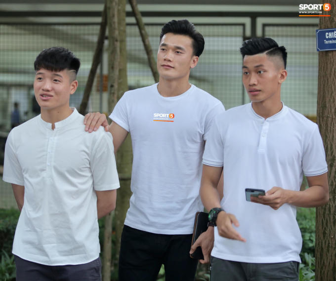 Bộ ba thủ môn Minh Long, Minh Hiếu và Tiến Dũng bảnh bao trong màu áo trắng tinh khôi.