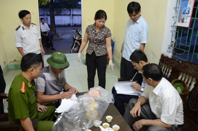 Đoàn liên ngành tiến hành lập biên bản yêu cầu dừng hoạt động giết mổ, lấy mẫu gửi đến các cơ quan chức năng để kiểm nghiệm.