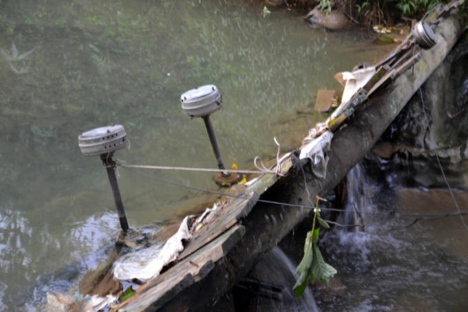 Không có điện, người dân tự mua máy phát điện chạy bằng sức nước. (ảnh: Phàn Giào Họ).