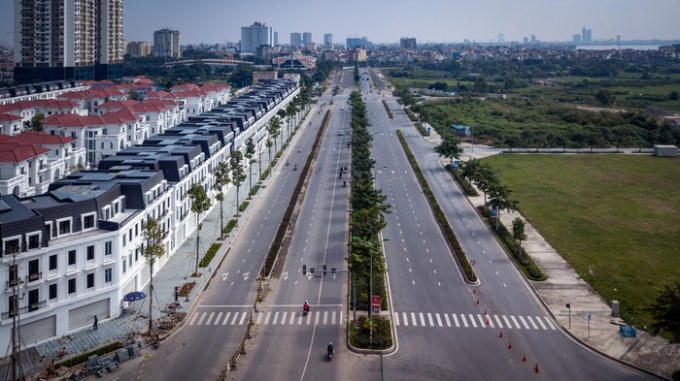 Với chiều d&agrave;i khoảng 2 km, mặt cắt ngang rộng 60 m, c&ocirc;ng tr&igrave;nh do chủ đầu tư dự &aacute;n khu đ&ocirc; thị T&acirc;y Hồ T&acirc;y thực hiện.