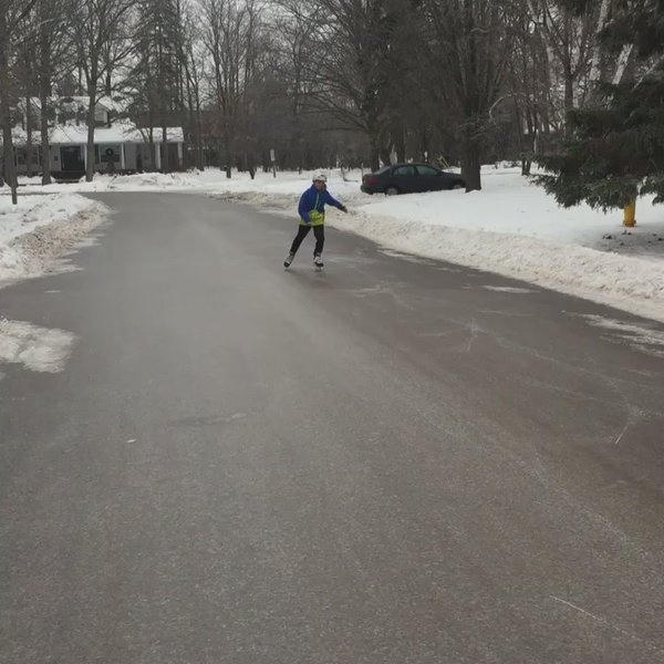 Tài khoản Meg Bethune cho biết: "Chẳng ai lại đi trượt băng ngoài trời bao giờ, nhưng hãy nhìn tôi này".