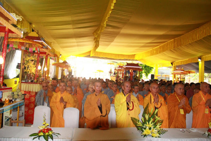 Đại lễ diễn ra trang nghiêm với sự tham gia của hàng trăm tăng ni, phật tử.