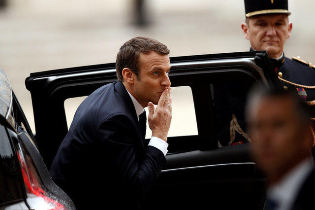 Tổng thống đắc cử gửi nụ hôn gió tới những người ủng hộ. (Ảnh: Reuters)