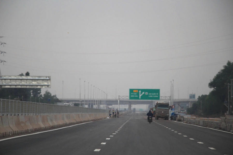 Đoạn Km16+500 – Km34+200 cơ bản hoàn thành xây lắp, song vẫn còn tồn tại về an toàn giao thông.