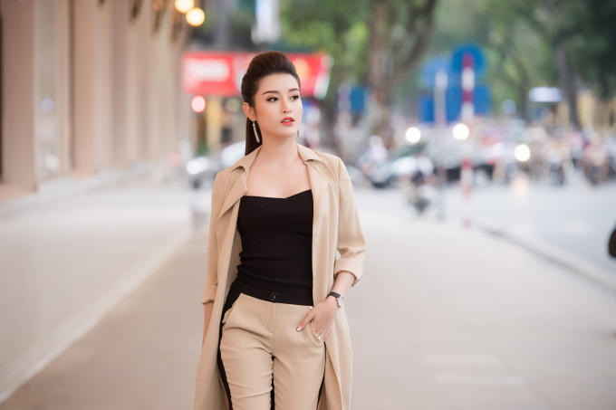 Huyền My vốn nổi tiếng là người đẹp luôn lông lẫy, đầu tư váy áo mỗi lần xuất hiện trước công chúng.