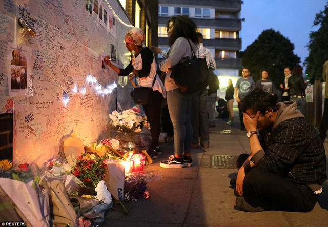 Người dân địa phương, người thân của các nạn nhân và những người may mắn sống sót những ngày này thường tìm tới nơi tập trung hoa và nến ở gần tòa tháp Grenfell để tưởng niệm những nạn nhân xấu số.